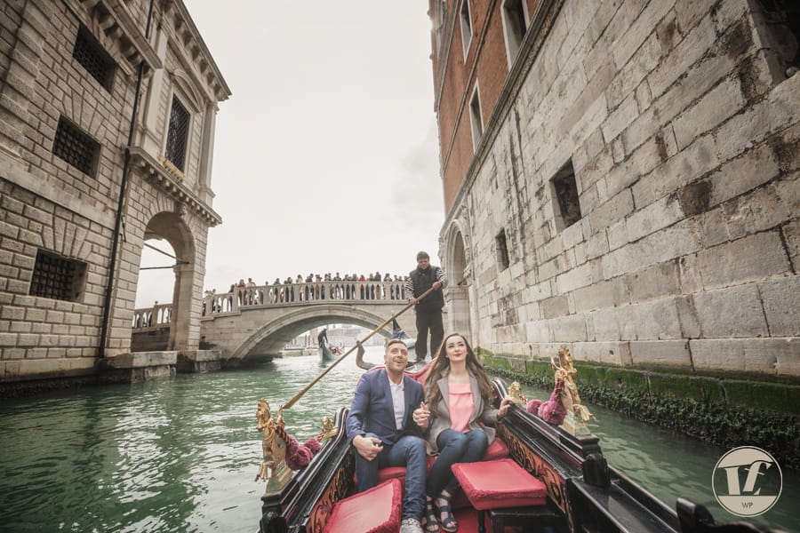Venice gondola surprise proposal under the Bridge of Sighs. Luca Fabbian engagement photographer in Venice, Italy