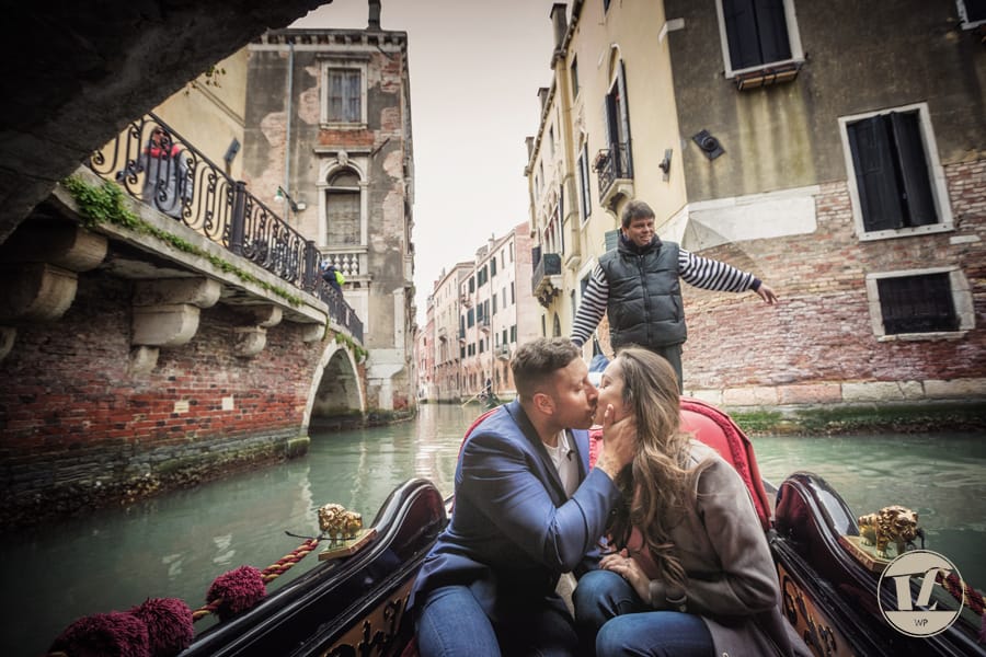 Venice gondola surprise proposal under the Bridge of Sighs. Luca Fabbian engagement photographer in Venice, Italy