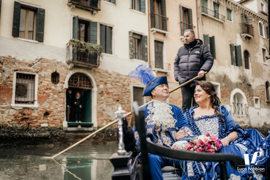 Venice carnival wedding gondola photoshoot